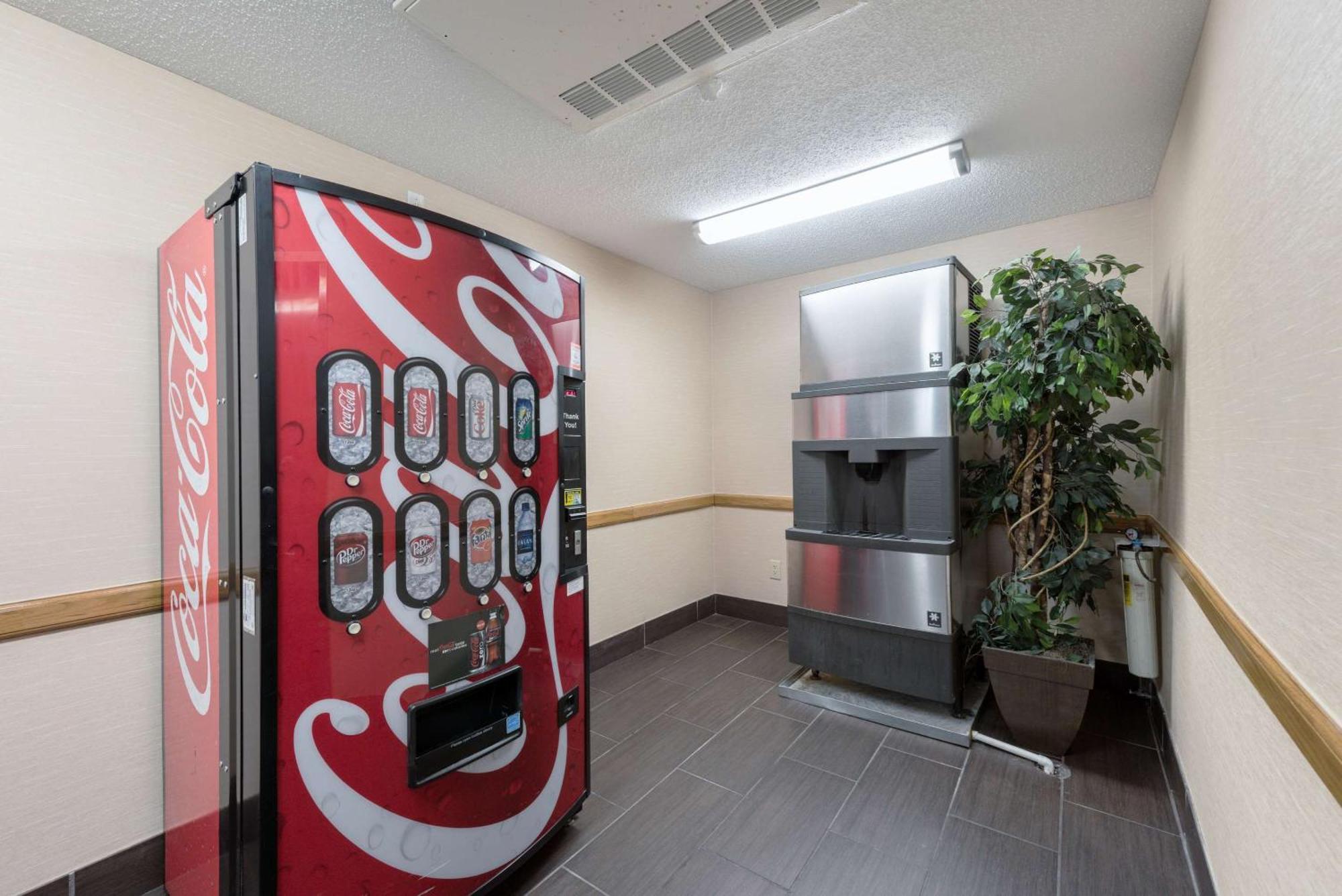Comfort Suites Monroe Bagian luar foto