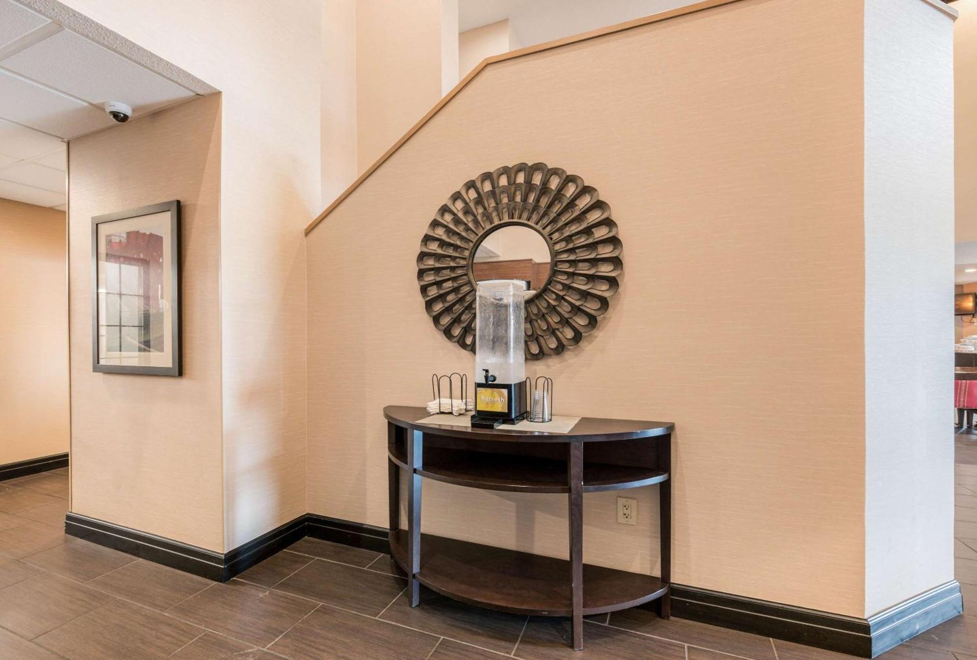 Comfort Suites Monroe Bagian luar foto