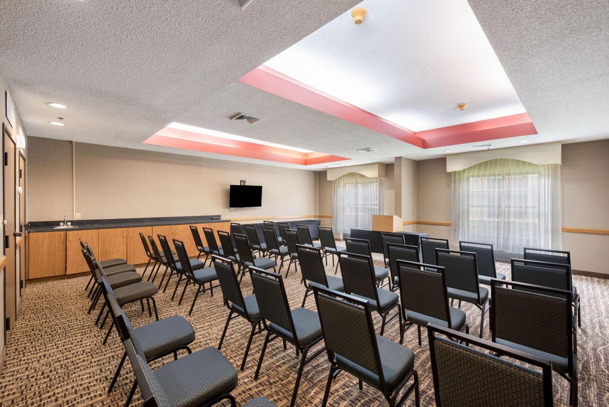 Comfort Suites Monroe Bagian luar foto