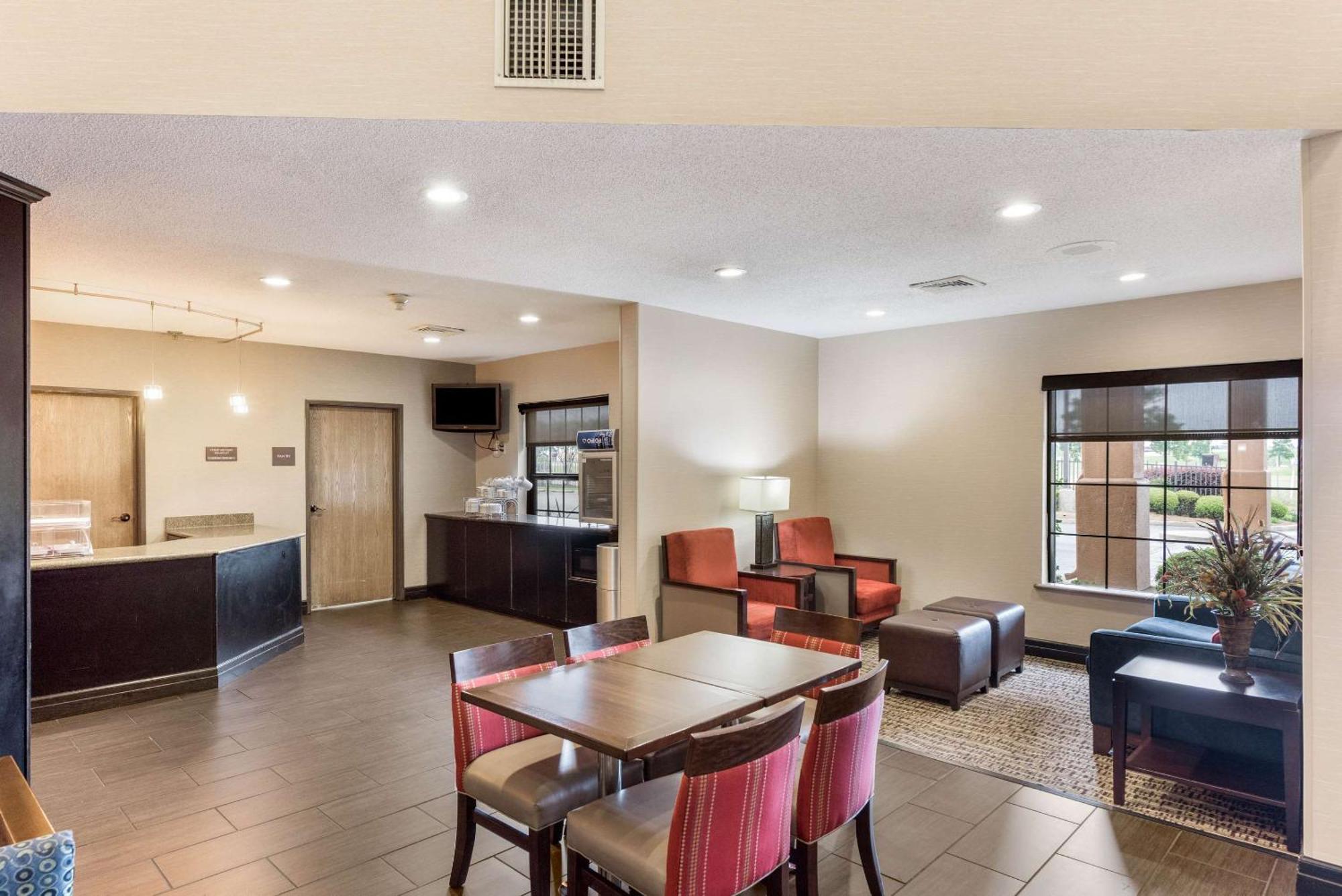 Comfort Suites Monroe Bagian luar foto