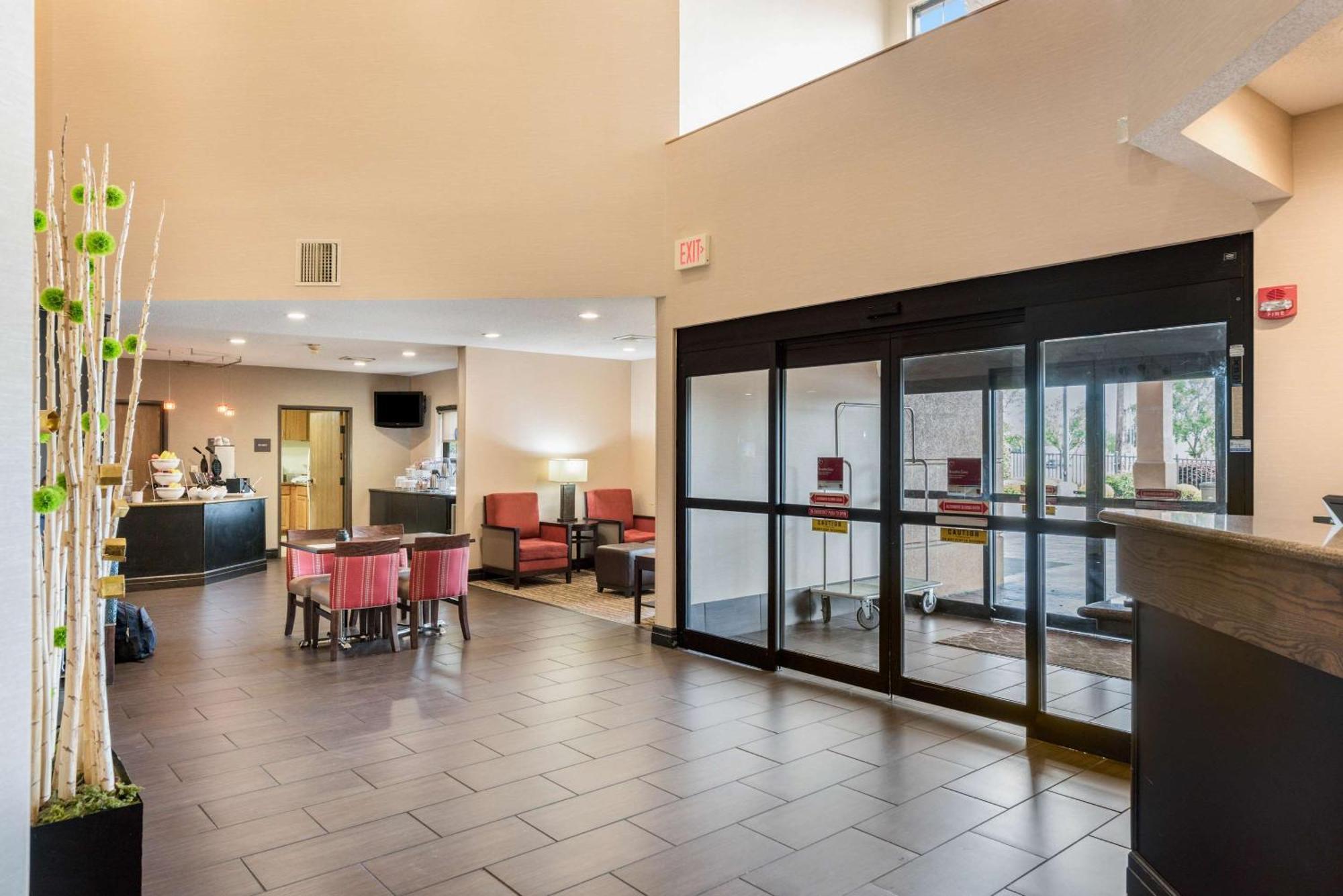 Comfort Suites Monroe Bagian luar foto