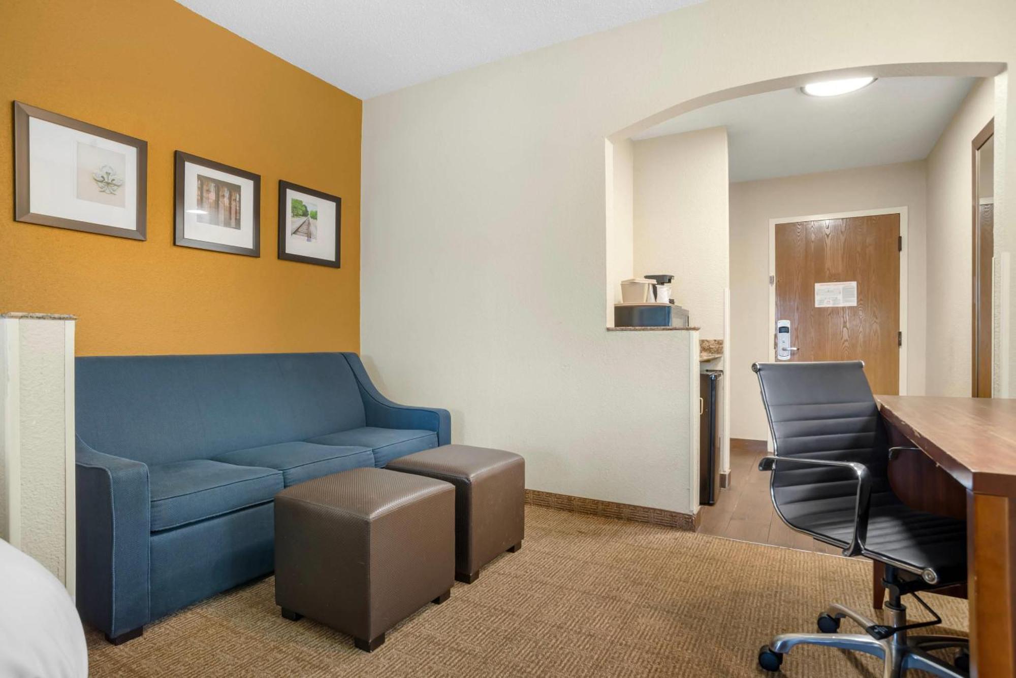 Comfort Suites Monroe Bagian luar foto