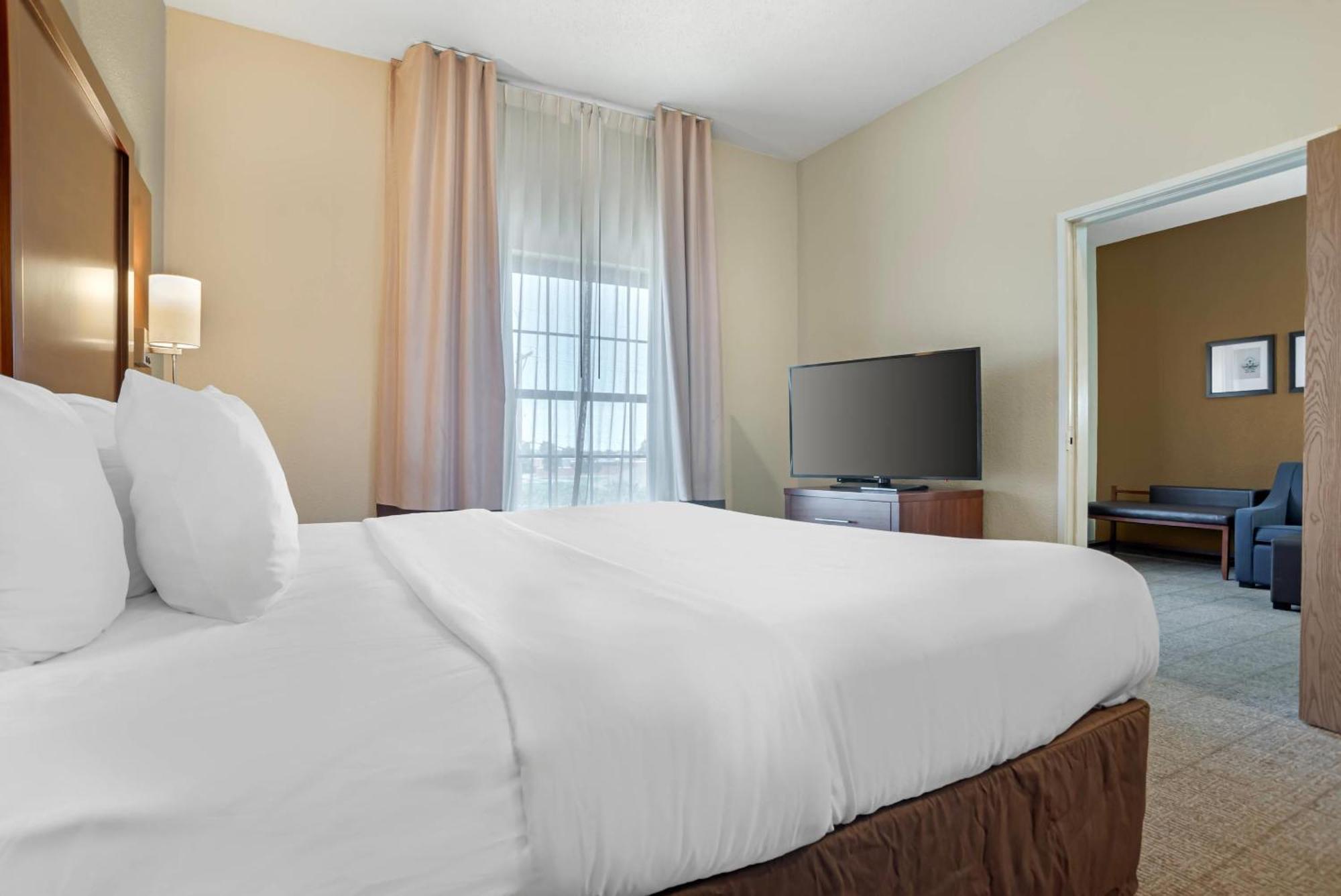 Comfort Suites Monroe Bagian luar foto
