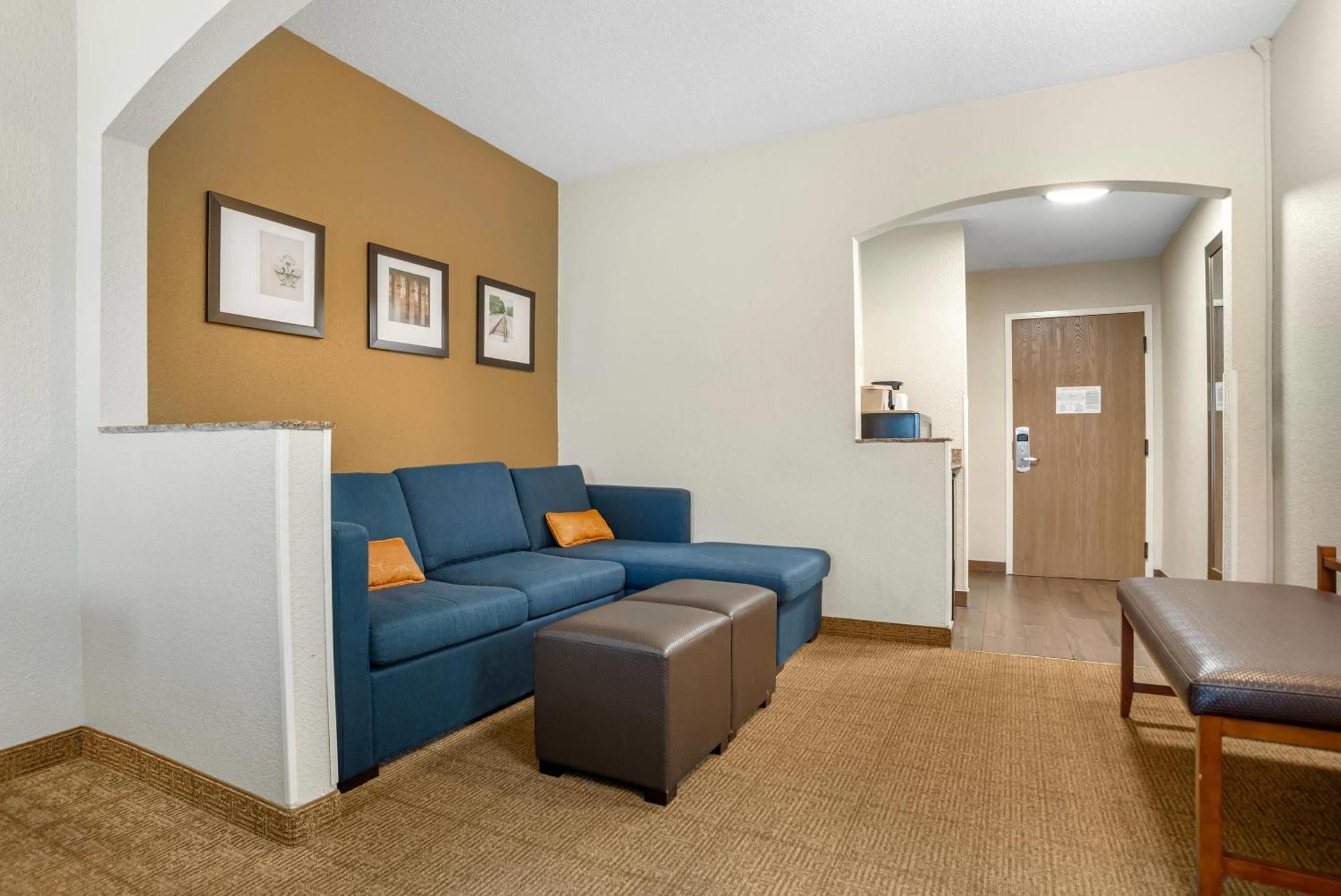 Comfort Suites Monroe Bagian luar foto