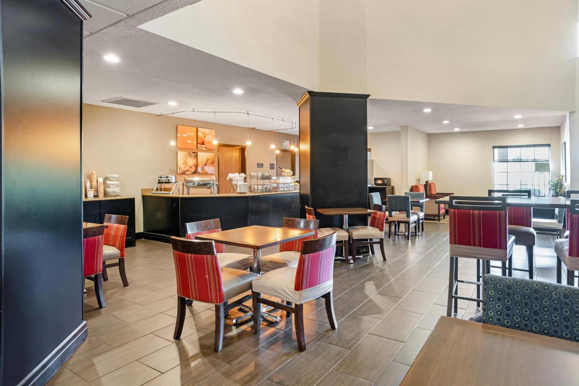 Comfort Suites Monroe Bagian luar foto