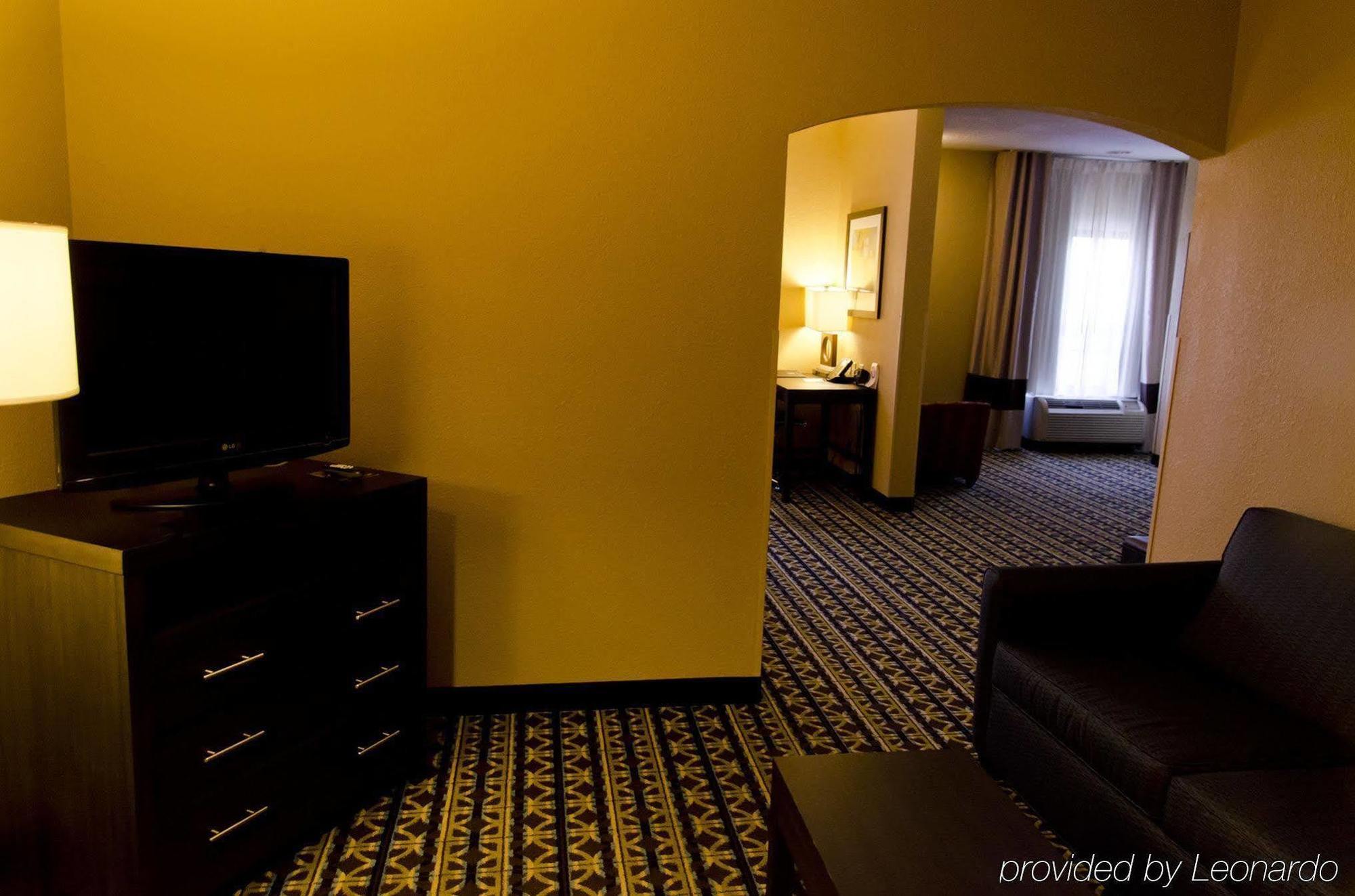 Comfort Suites Monroe Bagian luar foto
